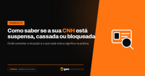 Condutor verificando no celular como saber se minha CNH está suspensa ou com alguma restrição