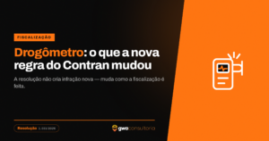 Agente de trânsito em operação de fiscalização com uso de drogômetro e equipamentos de verificação